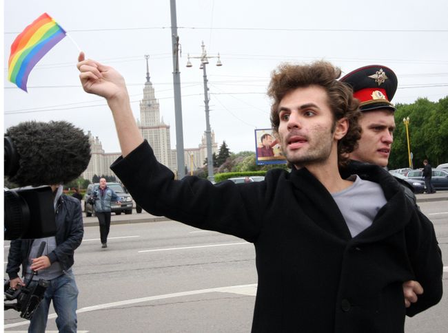 Милиционеры задержали участников славянского гей-парада в Москве Милиционеры задержали участников славянского гей-парада в Москве