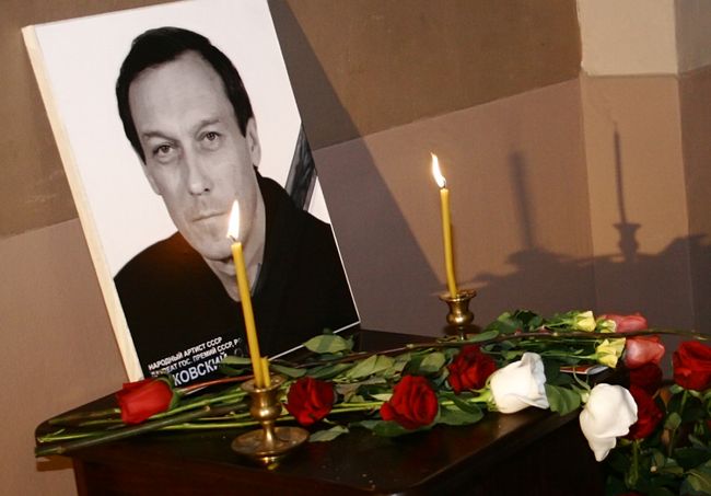 Портрет Олега Янковского в вестибюле театра Ленком