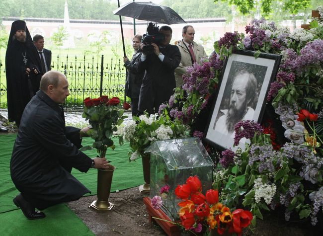 Премьер-министр РФ Владимир Путин посетил кладбище Донского монастыря Премьер-министр РФ Владимир Путин посетил кладбище Донского монастыря