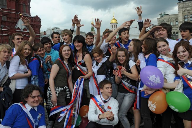 Гулянья выпускников школ в центре Москвы. Архив Гулянья выпускников школ в центре Москвы. Архив