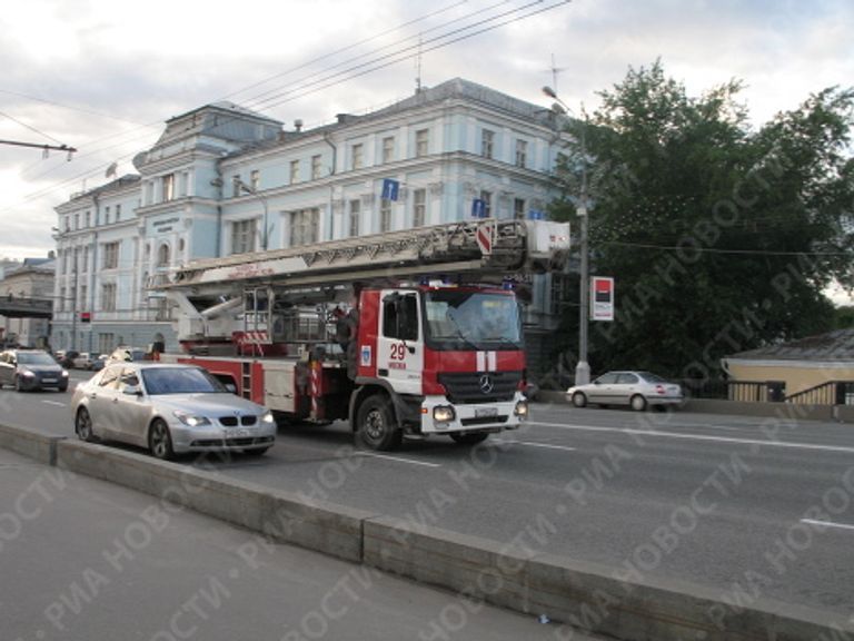 В тушении пожара на Дубининской улице в центре Москвы участвовали более 20 пожарных расчетов В тушении пожара на Дубининской улице в центре Москвы участвовали более 20 пожарных расчетов