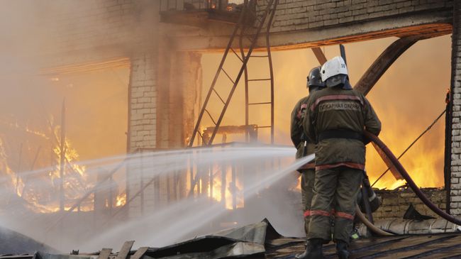 Крупный пожар в административном здании на Дубининской улице в Москве