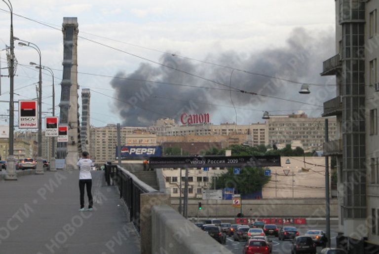 Дым от пожара был виден за несколько километров. Дым от пожара был виден за несколько километров.