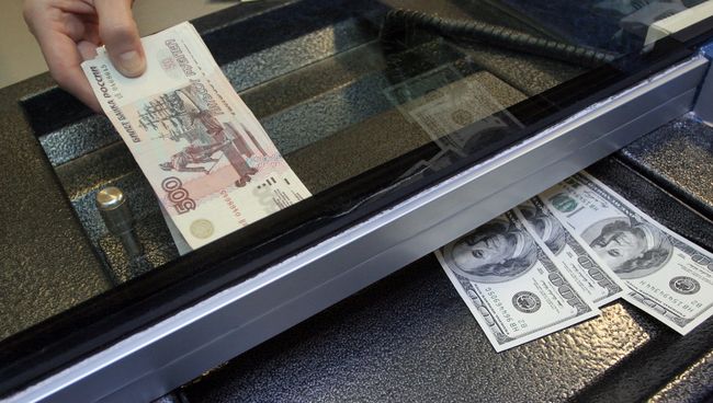 Сбербанк возвращается к практике выдачи населению валютных кредитов