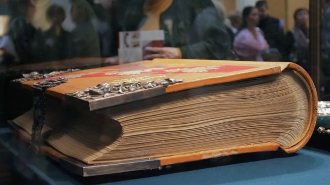 Посетители разглядывают Золотую книгу Лотарингии на выставке Книжная Кунсткамера из собрания научной библиотеки Государственного музея Эрмитаж Посетители разглядывают Золотую книгу Лотарингии на выставке Книжная Кунсткамера из собрания научной библиотеки Государственного музея Эрмитаж
