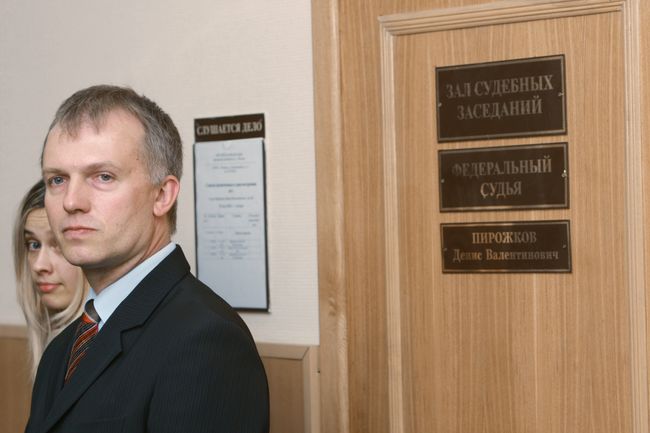 Басманный суд Москвы рассмотрел иск бывшего начальника Главного следственного управления Следственного комитета при прокуратуре РФ Дмитрия Довгия о восстановлении его на работе. Басманный суд Москвы рассмотрел иск бывшего начальника Главного следственного управления Следственного комитета при прокуратуре РФ Дмитрия Довгия о восстановлении его на работе.