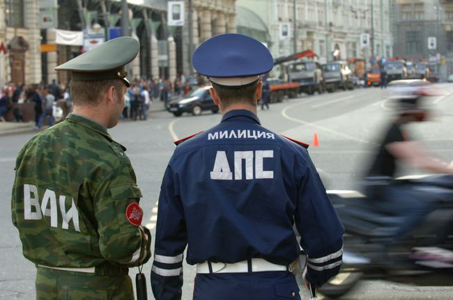 Девушка-водитель иномарки въехала в пост ДПС в центре Москвы Девушка-водитель иномарки въехала в пост ДПС в центре Москвы