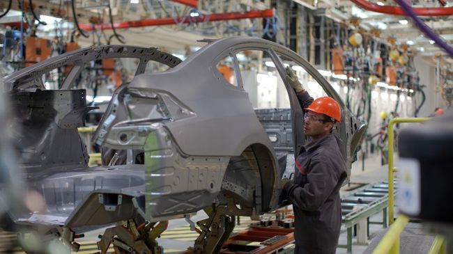 На сборочном конвеере завода Nissan в России