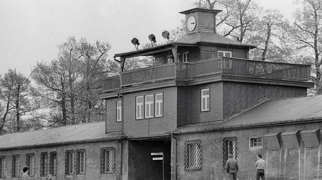 Главный вход на территорию бывшего концлагеря Бухенвальд. Главный вход на территорию бывшего концлагеря Бухенвальд.