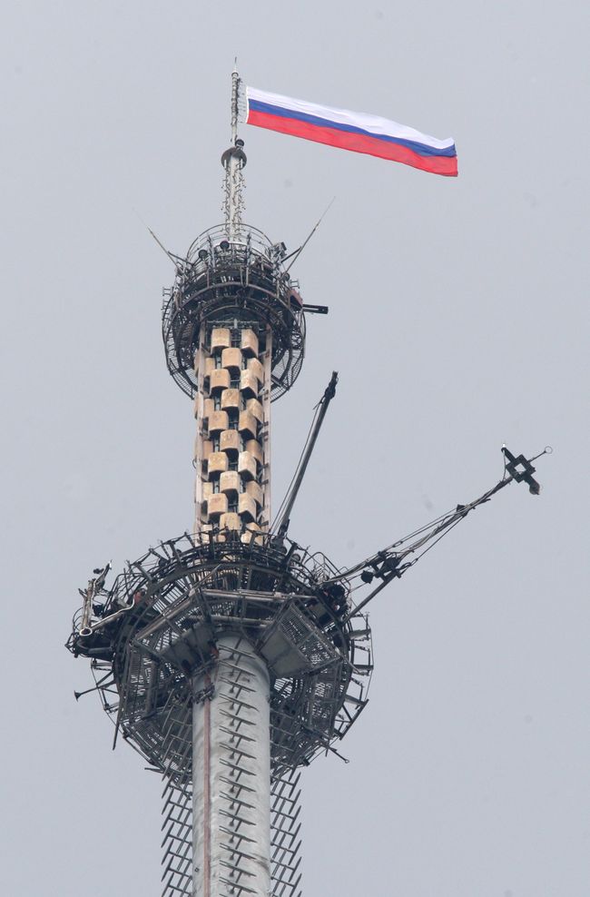 В День России на вершине Останкинской телебашни появился российский флаг В День России на вершине Останкинской телебашни появился российский флаг
