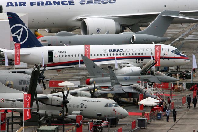 Российский самолет Sukhoi Superjet 100 в Ле-Бурже