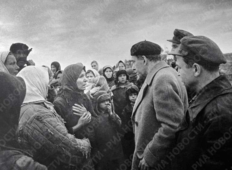 Илья Эренбург беседует с жителями освобожденного села Илья Эренбург беседует с жителями освобожденного села