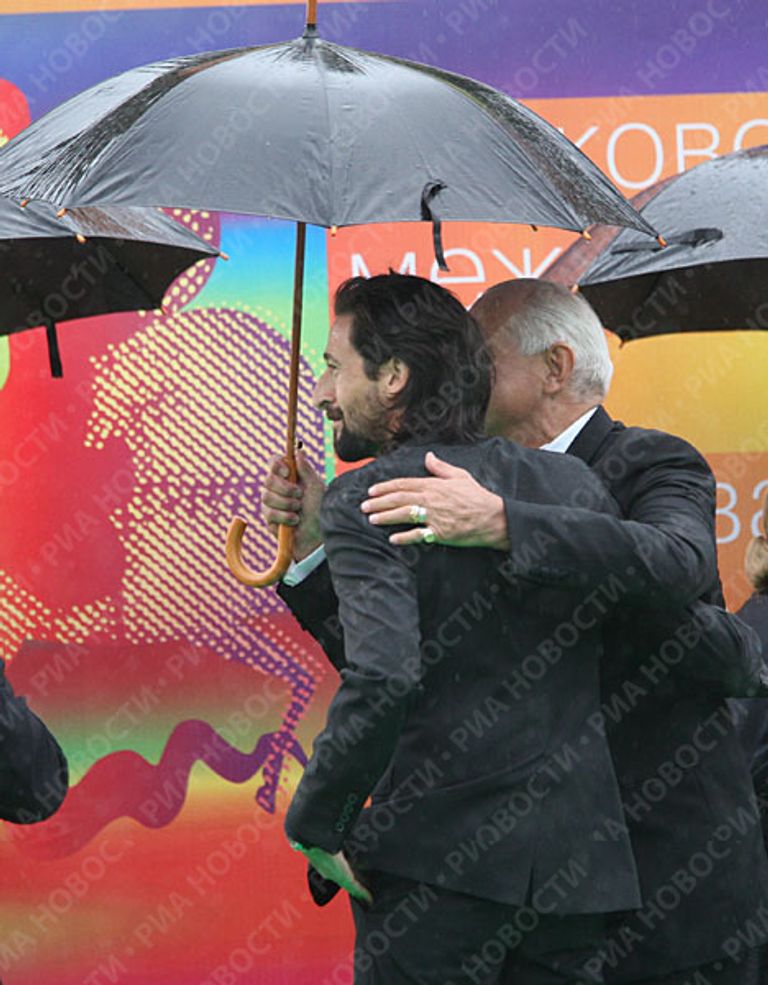 Президент ММКФ Никита Михалков и актер Эдриан Броуди на церемонии открытия кинофестиваля Президент ММКФ Никита Михалков и актер Эдриан Броуди на церемонии открытия кинофестиваля