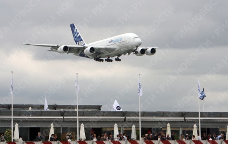 Самолет Airbus A380 на 48-м Международном авиакосмическом салоне в Ле Бурже Самолет Airbus A380 на 48-м Международном авиакосмическом салоне в Ле Бурже