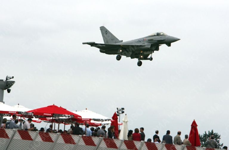 Истребитель Eurofigter Typhoon на 48-м Международном авиакосмическом салоне в Ле Бурже Истребитель Eurofigter Typhoon на 48-м Международном авиакосмическом салоне в Ле Бурже