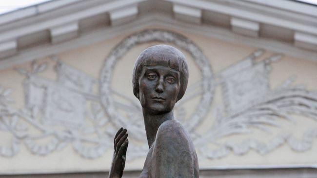 Памятник Анне Ахматовой в Петербурге