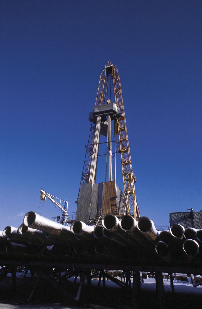 Нефтяная буровая вышка. Архив