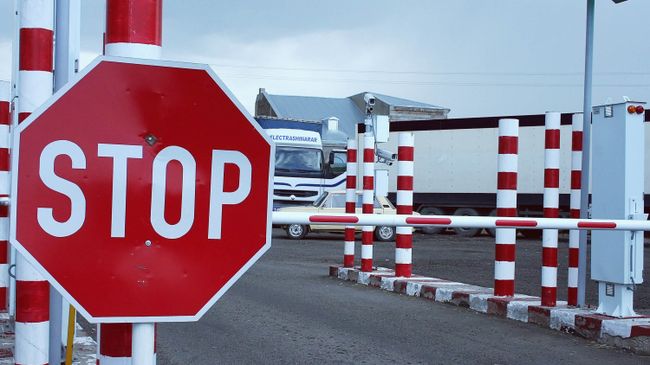 Контрольно-пропускной пункт на границе. Архивное фото Контрольно-пропускной пункт на границе. Архивное фото