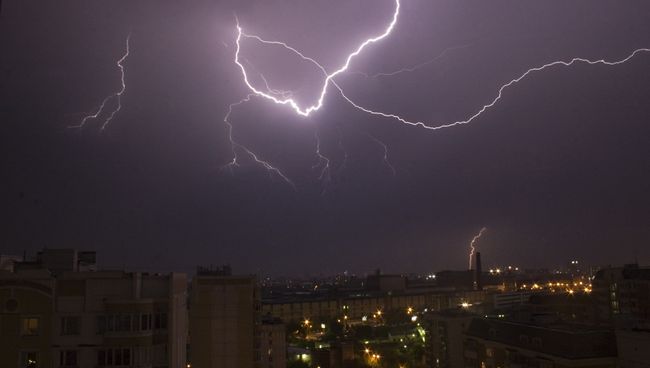 Гроза в Москве. Архивное фото