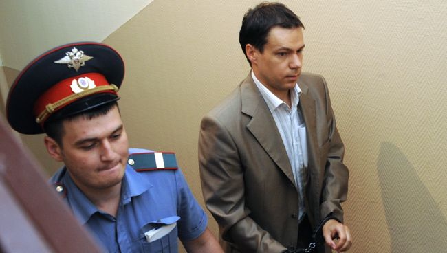 Владелец сети магазинов Санрайз Сергей Бобылев доставлен в Тверской суд Москвы
