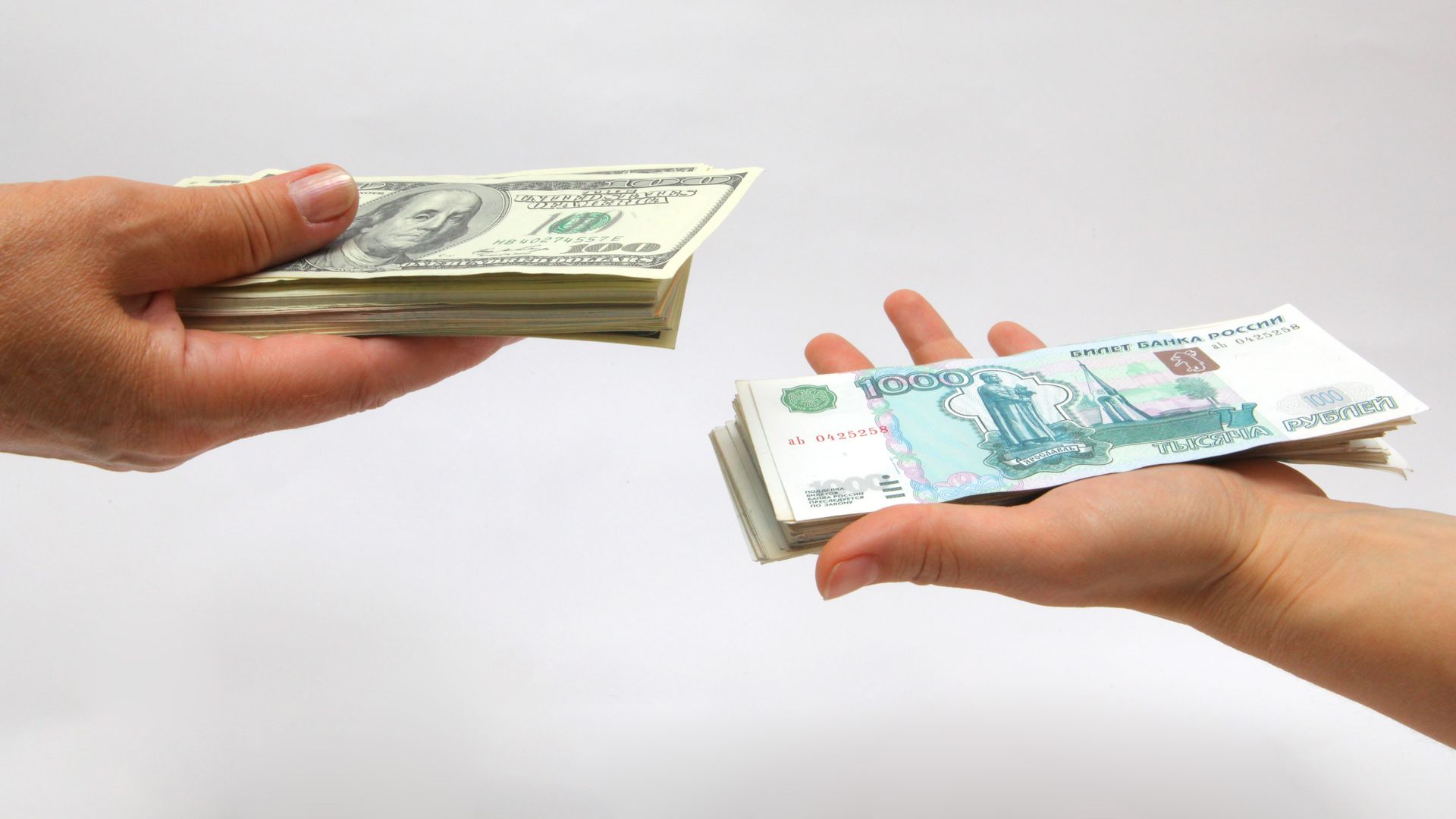 Рублевые и долларовые купюры Рублевые и долларовые купюры - РИА Новости, 1920, 22.04.2025