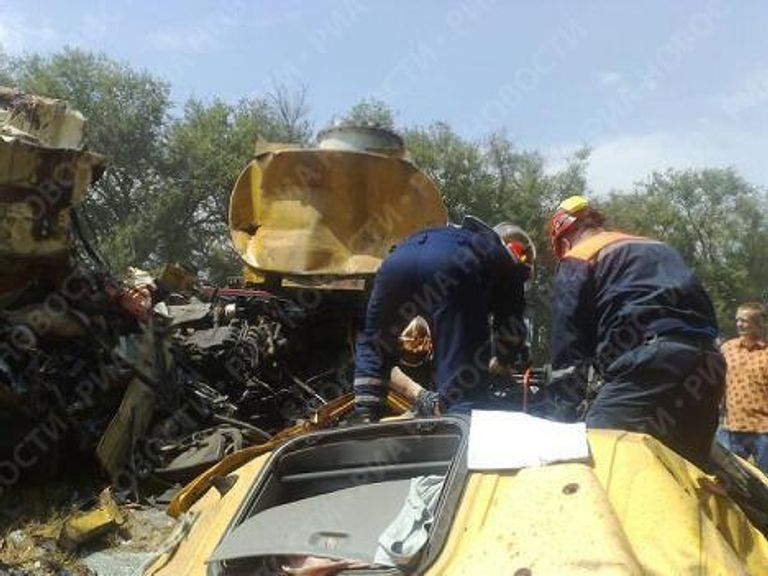 Столкновение бензовоза и автобуса в Ростовской области Столкновение бензовоза и автобуса в Ростовской области