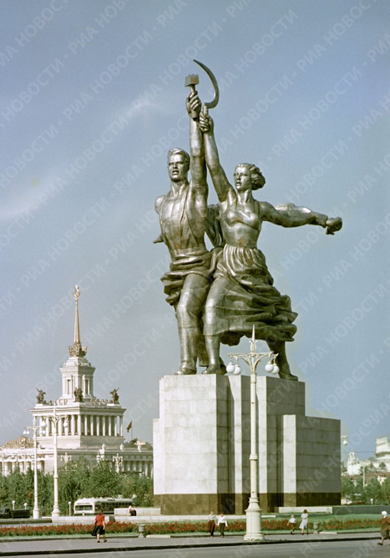 Скульптура Веры Мухиной Рабочий и колхозница в Москве Скульптура Веры Мухиной Рабочий и колхозница в Москве