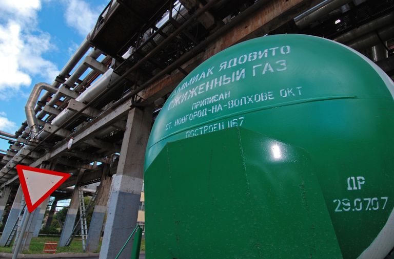 Сжиженный газ в цистернах на территории ОАО Акрон Сжиженный газ в цистернах на территории ОАО Акрон