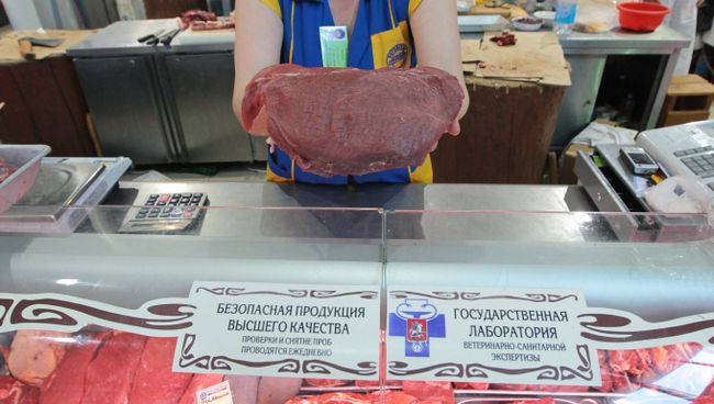 В мясном отделе магазина. Архив В мясном отделе магазина. Архив