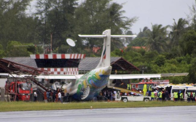 Пассажирский самолет авиакомпании Bangkok Airways в Таиланде врезался в старую вышку диспетчерской Пассажирский самолет авиакомпании Bangkok Airways в Таиланде врезался в старую вышку диспетчерской