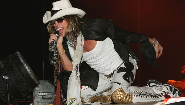 Стивен Тайлер. Концерт группы Aerosmith в СК Олимпийский. Архивное фото Стивен Тайлер. Концерт группы Aerosmith в СК Олимпийский. Архивное фото