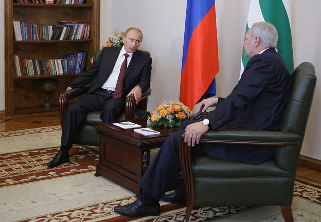 Премьер-министр РФ В.Путин и президент Абхазии Сергей Багапш. Архив