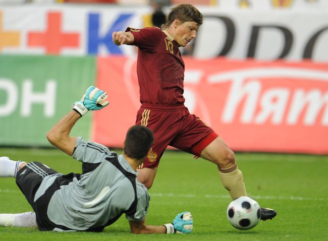 Мариано Андухар (№ 1, слева) и Андрей Аршавин (№ 10, справа) Мариано Андухар (№ 1, слева) и Андрей Аршавин (№ 10, справа)