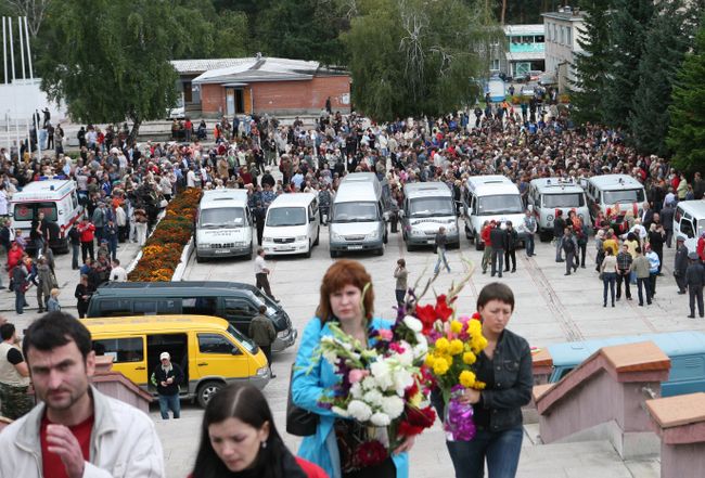 Похороны погибших в результате аварии на Саяно-Шушенской ГЭС Похороны погибших в результате аварии на Саяно-Шушенской ГЭС