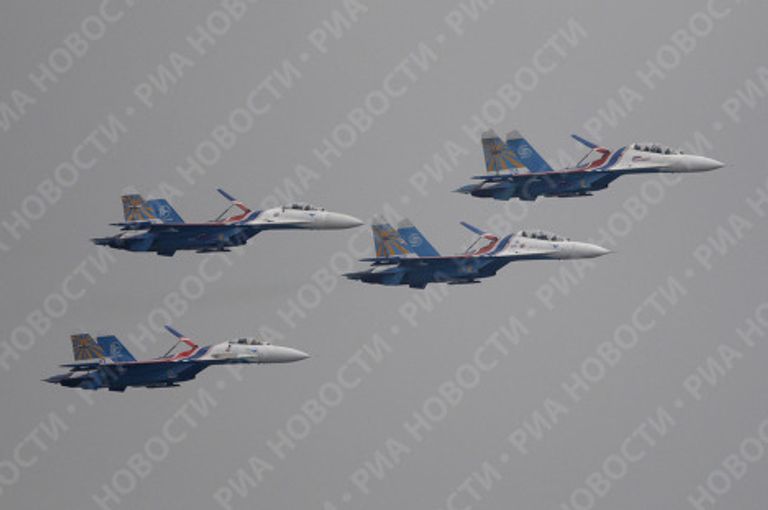 Пилотажная группа Русские витязи на четырех истребителях Су-27 Пилотажная группа Русские витязи на четырех истребителях Су-27