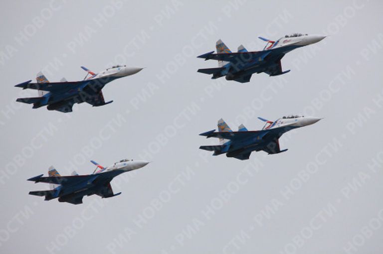 Пилотажная группа Русские витязи на четырех истребителях Су-27 Пилотажная группа Русские витязи на четырех истребителях Су-27