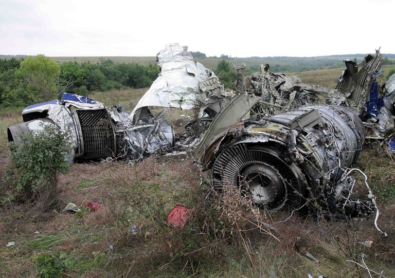 На месте падения самолета Ту-154 в поселке Каменск-Шахтинский в 138 км от Ростова-на-Дону, потерпевшего катастрофу 24 августа 2004 года
