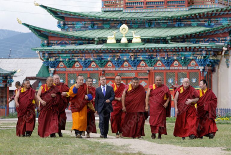 Президент РФ Дмитрий Медведев посетил Иволгинский дацан Президент РФ Дмитрий Медведев посетил Иволгинский дацан