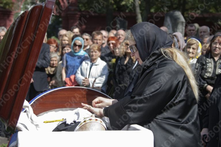 На похоронах поэта Сергея Михалкова на Новодевичьем кладбище в Москве На похоронах поэта Сергея Михалкова на Новодевичьем кладбище в Москве
