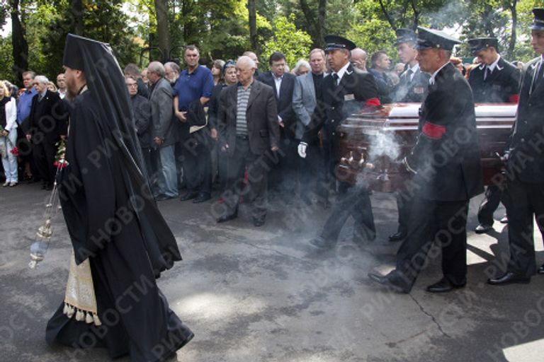 На похоронах поэта Сергея Михалкова на Новодевичьем кладбище в Москве На похоронах поэта Сергея Михалкова на Новодевичьем кладбище в Москве