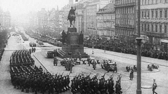 Гитлеровские войска на Вацлавской площади Праги Гитлеровские войска на Вацлавской площади Праги