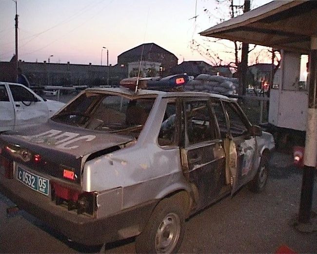 Милицейская машина, пострадавшая при взрыве в Махачкале. Архив.