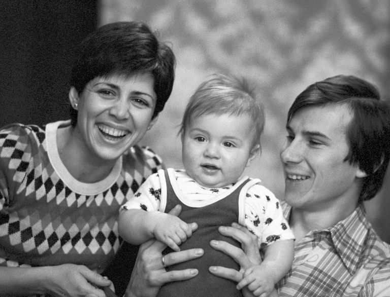 Олимпийские чемпионы в парном катании на льду Роднина и Зайцев с сыном Сашей Олимпийские чемпионы в парном катании на льду Роднина и Зайцев с сыном Сашей