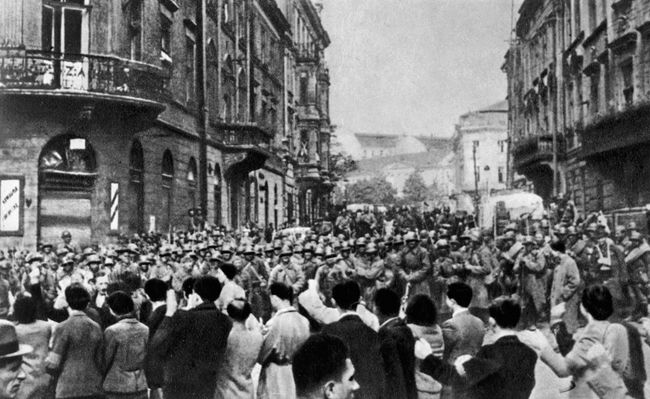 Местные жители приветствуют бойцов Красной Армии в Западной Украине Местные жители приветствуют бойцов Красной Армии в Западной Украине