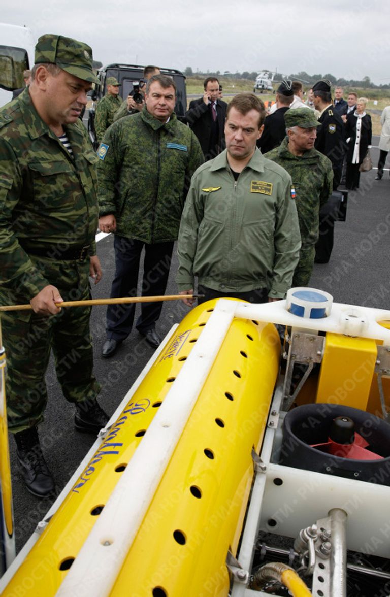 Президент РФ Дмитрий Медведев ознакомился с образцами вооружений и военной техники на полигоне Балтийского флота Хмелевка Президент РФ Дмитрий Медведев ознакомился с образцами вооружений и военной техники на полигоне Балтийского флота Хмелевка