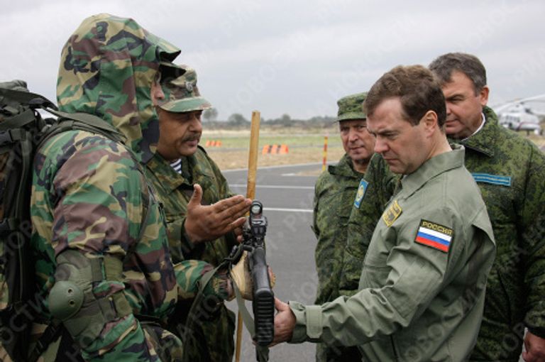 Президент РФ Дмитрий Медведев ознакомился с образцами вооружений и военной техники на полигоне Балтийского флота Хмелевка Президент РФ Дмитрий Медведев ознакомился с образцами вооружений и военной техники на полигоне Балтийского флота Хмелевка