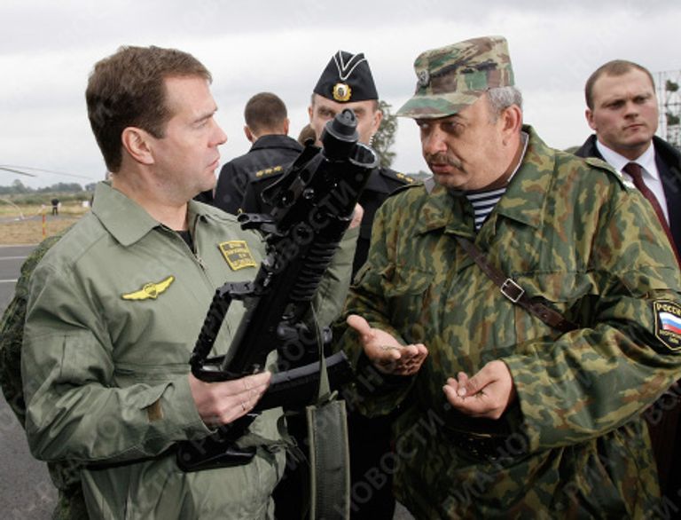 Президент РФ Дмитрий Медведев ознакомился с образцами вооружений и военной техники на полигоне Балтийского флота Хмелевка Президент РФ Дмитрий Медведев ознакомился с образцами вооружений и военной техники на полигоне Балтийского флота Хмелевка