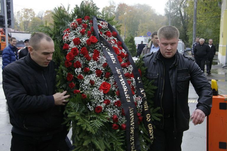 У Ваганьковского кладбища в Москве У Ваганьковского кладбища в Москве