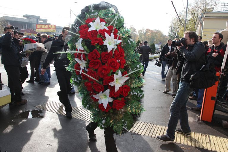 У Ваганьковского кладбища в Москве У Ваганьковского кладбища в Москве