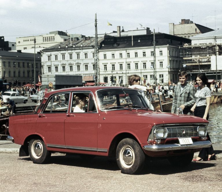 Автомобиль Москвич-412 на московской улице Автомобиль Москвич-412 на московской улице